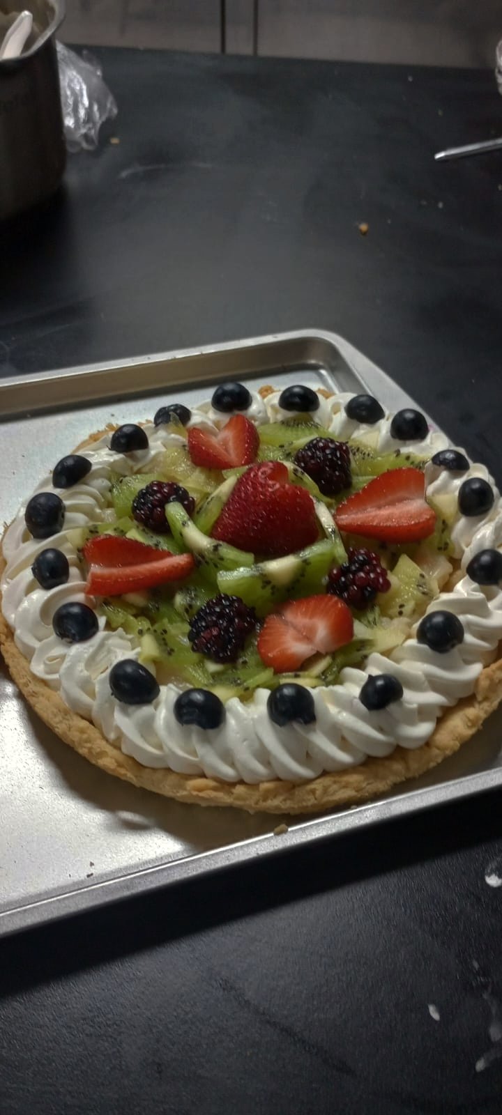 Delicioso pastel de frutas decorado